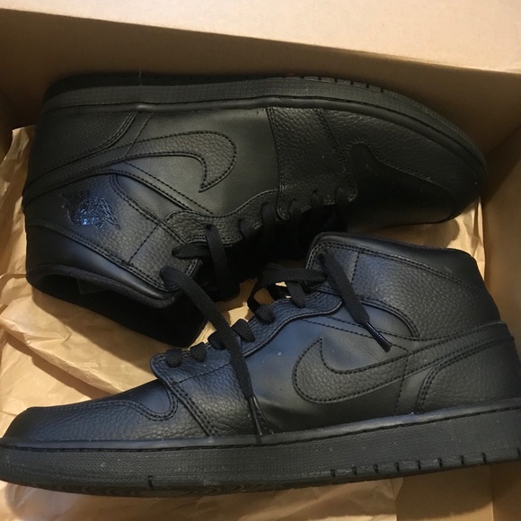 Brand new Jordan ones and I still have the box - Picture 2 of 8